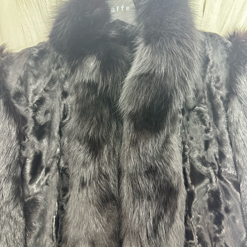 Vintage Custom-Made Fur Jacket with Detachable Leather Sleeves - Picture 6 of 13